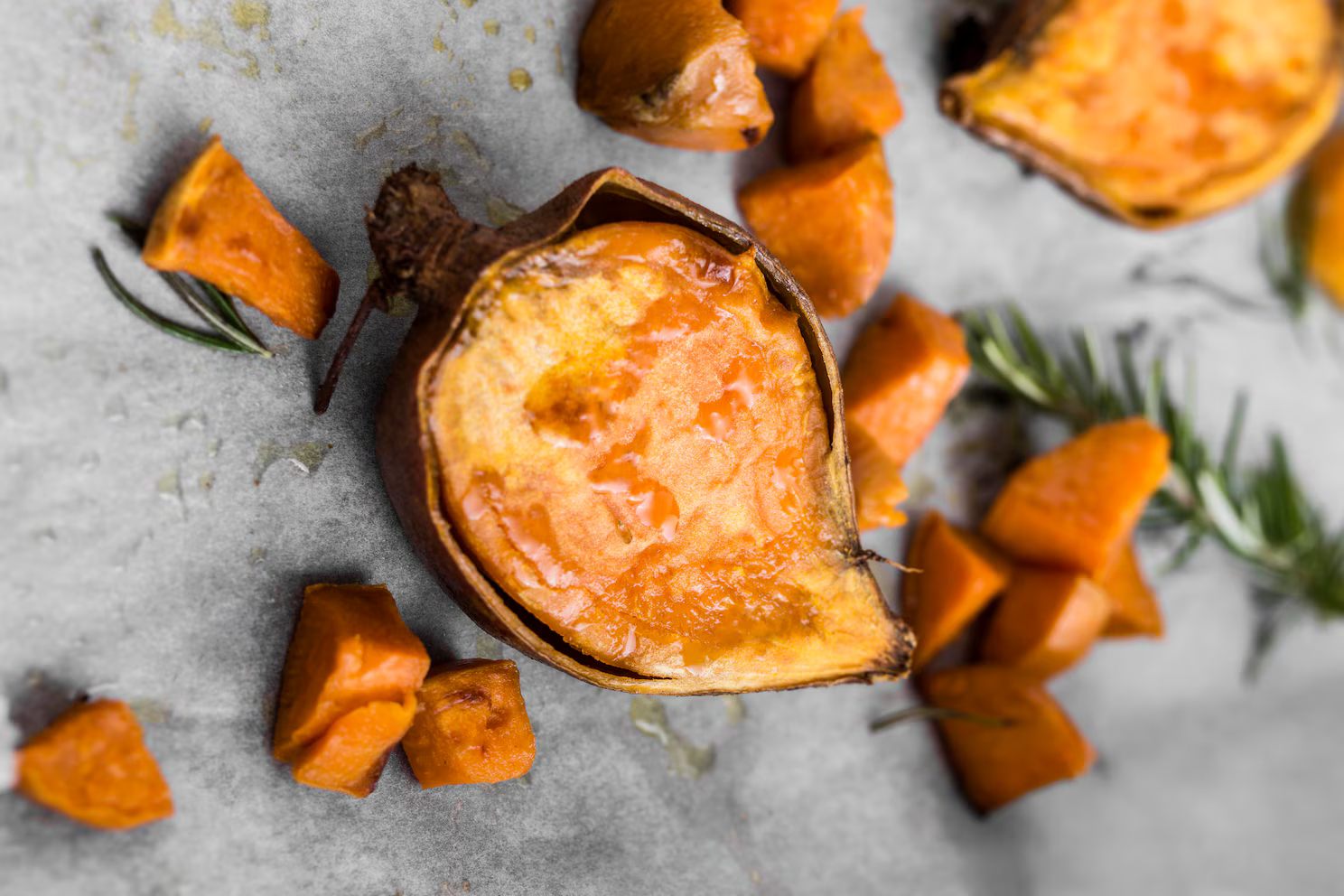 Al horno o hervidas, las batatas son versátiles para aplicar en cualquier receta (Pexels)
